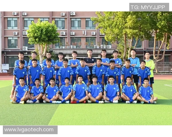 足球明星童年故事揭秘他们如何从小热爱足球走向辉煌人生 足球明星童年故事揭秘他们如何从小热爱足球走向辉煌人生