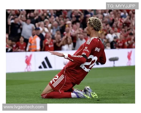 足球明星的多重身份与生活方式揭秘：赛场之外的他们在做什么